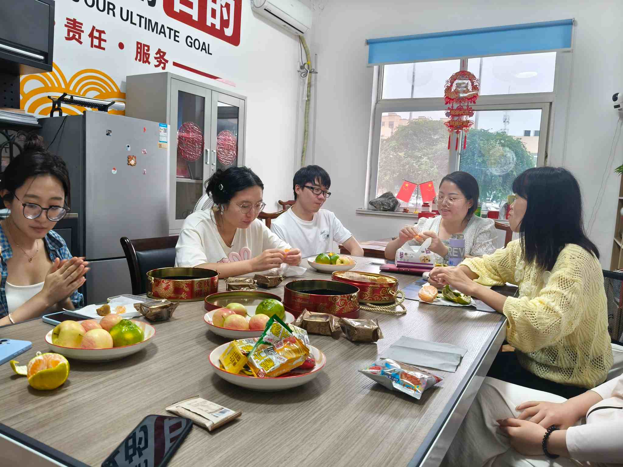 சைஜி புதிய உறுப்பினரை வரவேற்கிறார்