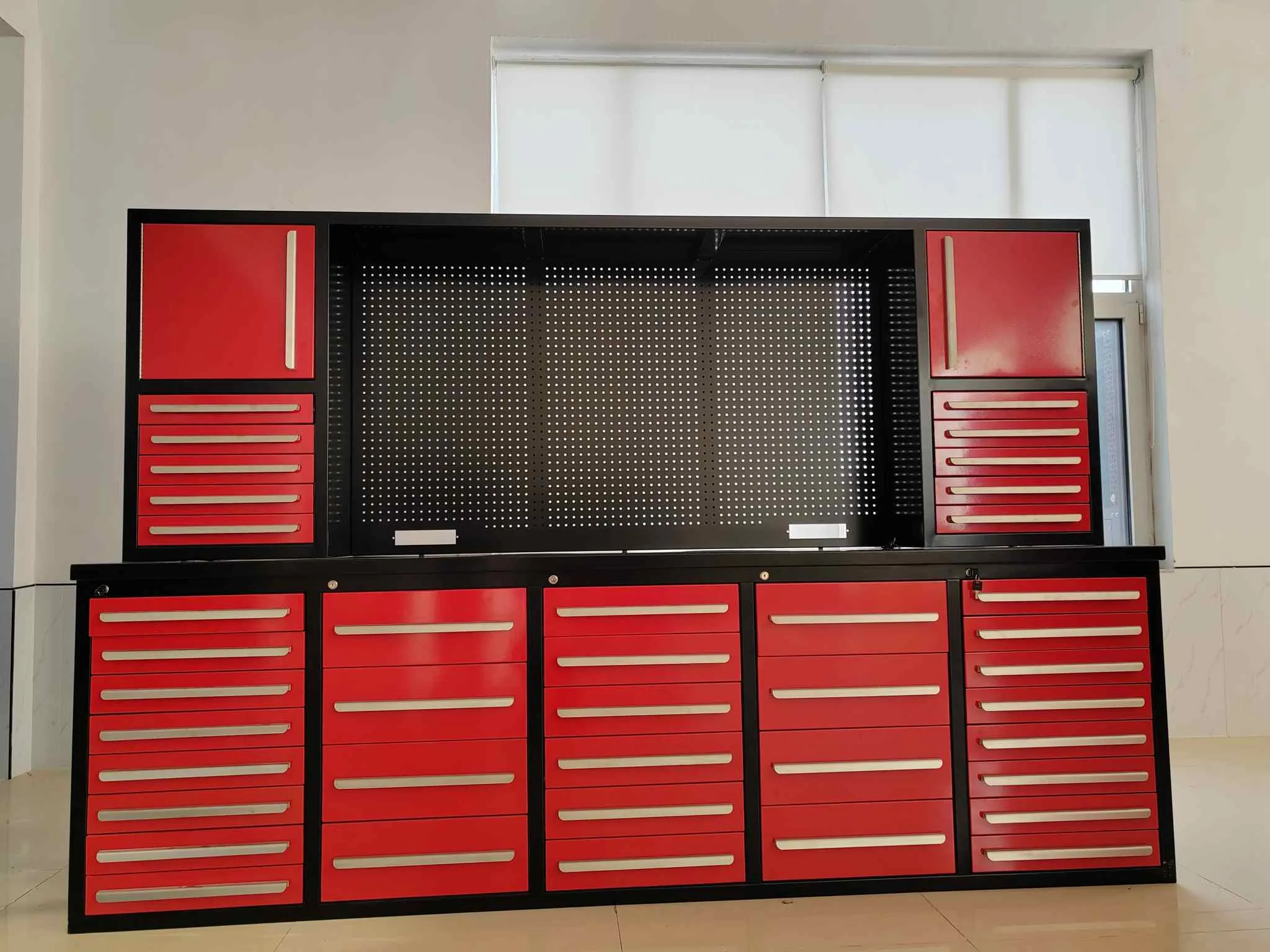 சிவப்பு பணிப்பெட்டி